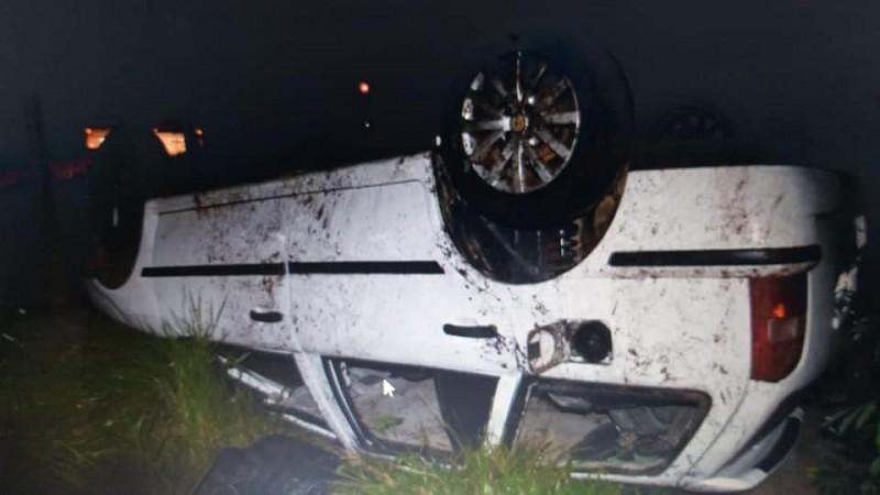 Motorista perde o controle da direção e capota veículo na SC-100