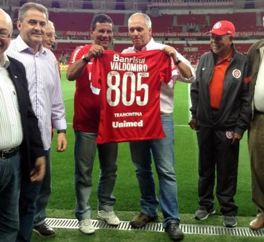 Valdomiro é homenageado pelo Internacional