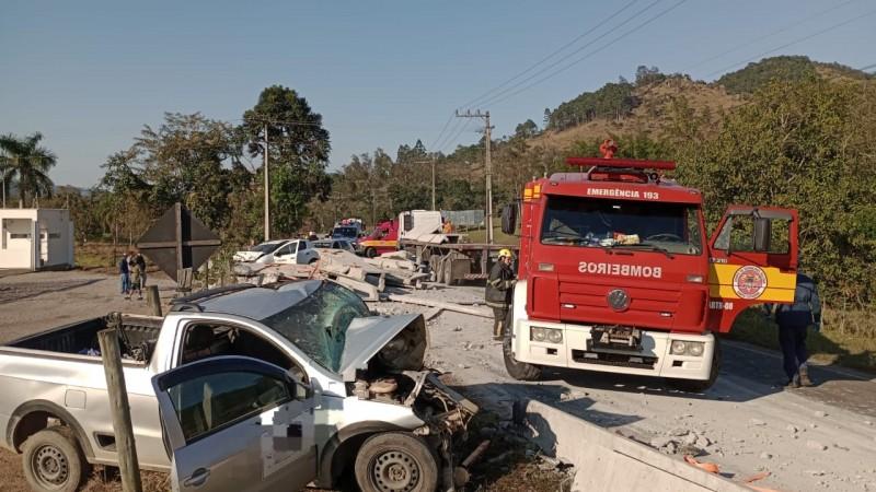 Carga de blocos de concreto cai de caminhão e atinge três carros em Tubarão