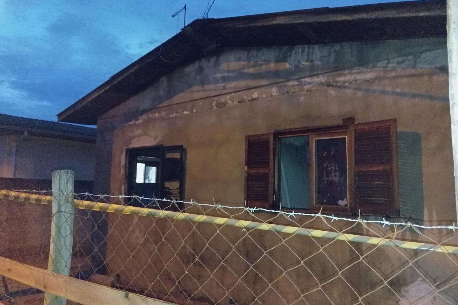 Bombeiros combatem incêndio em residência em Sombrio
