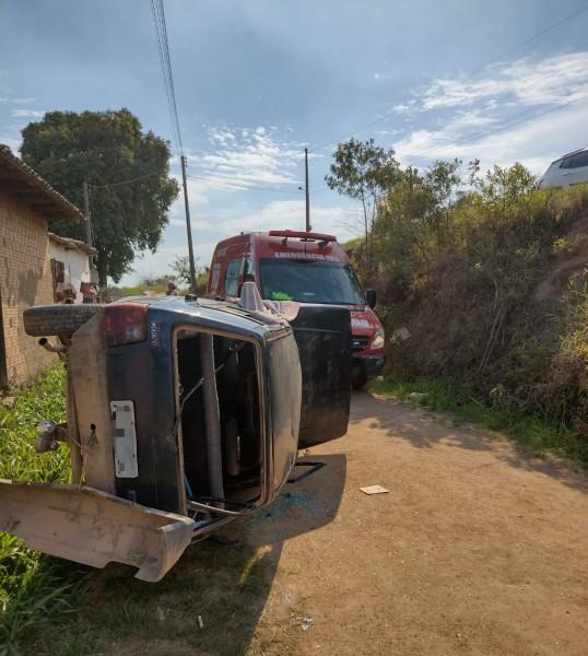 Saída de pista seguida de capotamento deixa condutora ferida 