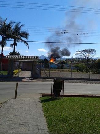 Casa mista de madeira e alvenaria é parcialmente destruída em incêndio