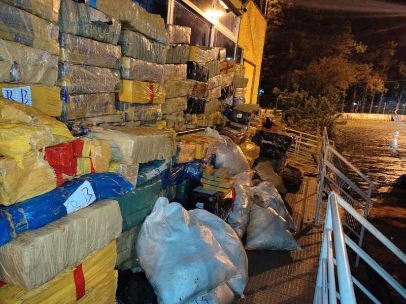 PRF e PM apreendem três toneladas de maconha e skunk escondidas em carga de soja na BR-101