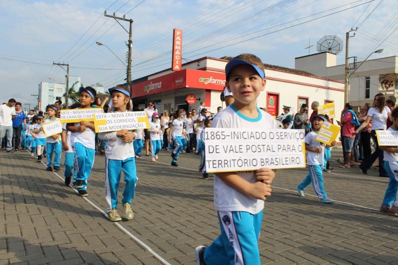 Desfile Cívico reúne mais de 2 mil pessoas em Nova Veneza