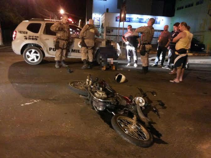 Sem habilitação, motociclista foge da PM e causa acidente