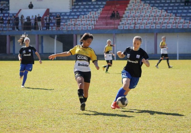 Projeto oportuniza futebol e futsal feminino em Criciúma