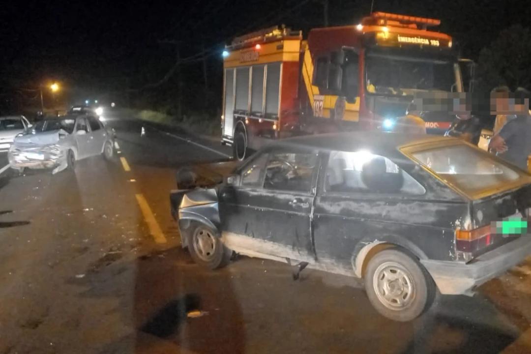 Colisão frontal deixa duas pessoas feridas na rodovia Genésio Mazon