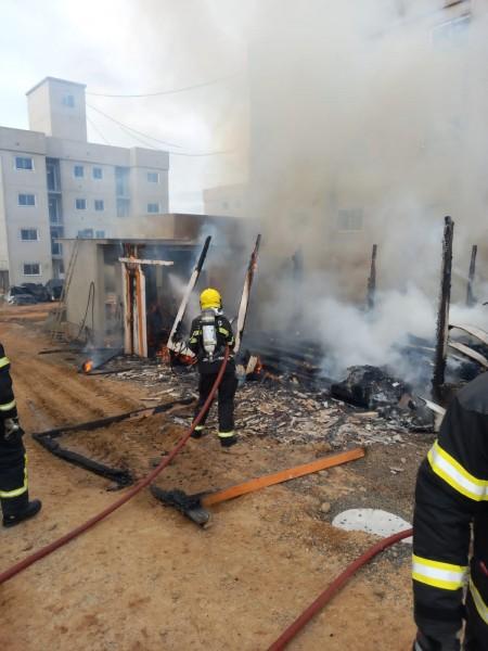 Incêndio destrói depósito de materiais em Içara