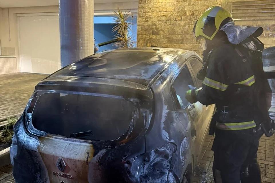 Homem encapuzado ateia fogo em carro em Criciúma