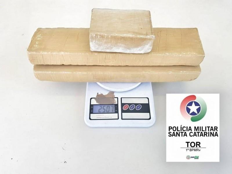 Em Florianópolis, PMRv encontra 2,5 quilos de maconha em veículo com placas de Laguna