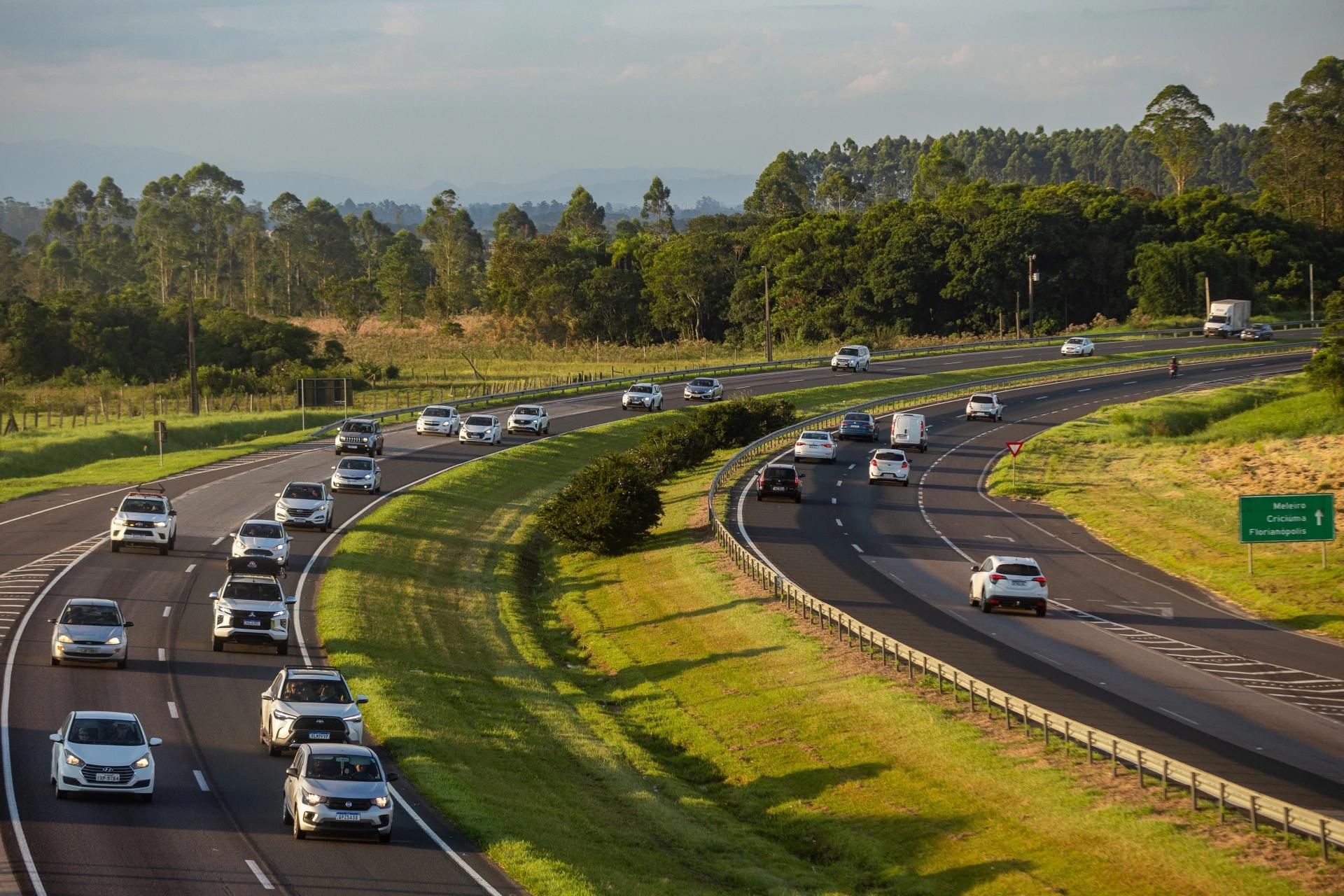 Feriadão de Páscoa deve levar mais de 800 mil veículos à BR-101 no Sul de SC