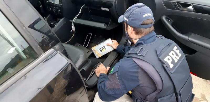PRF apreende um quilo de cocaína na BR-101 em Tubarão