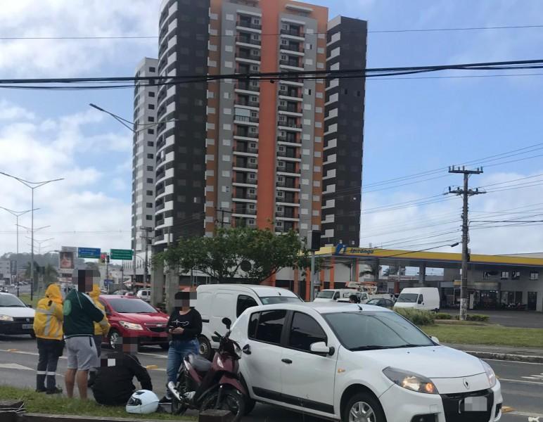 Colisão entre carro e moto é registrada na avenida Centenário; motociclista foi atendido pelo Samu 