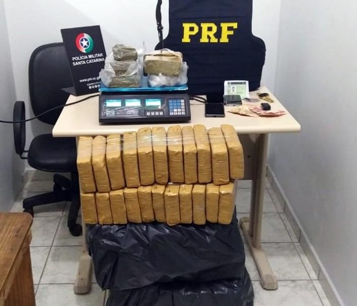 Imbituba: após tentativa de fuga, dupla é presa ao ser flagrada transportando 55 quilos de maconha