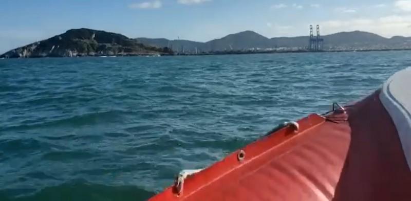 Pescador fratura o braço em guincho de rede de pesca