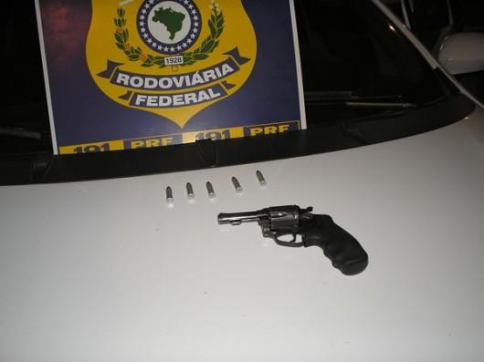 PRF prende assaltante e recupera veículo roubado