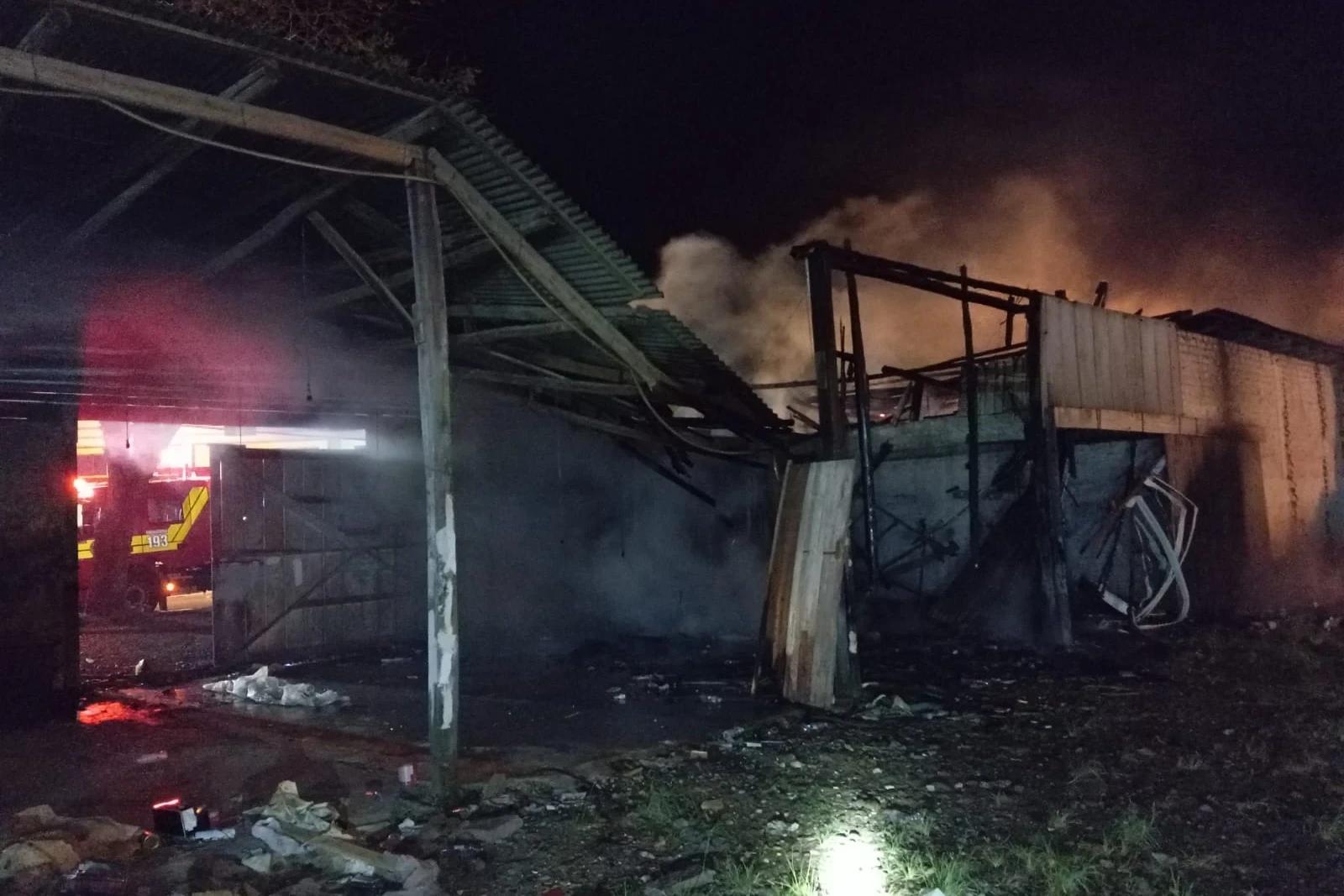 Incêndio destrói funilaria automotiva em Praia Grande
