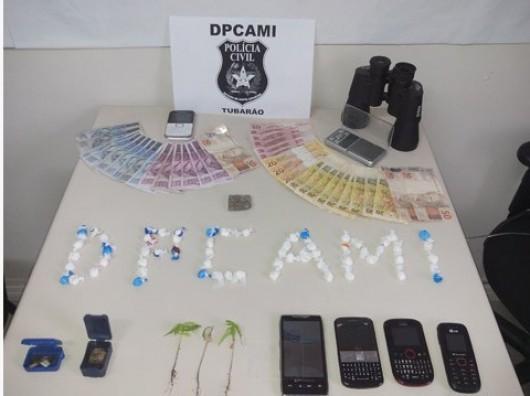 Jovens são presos com 62 petecas de cocaína em Tubarão