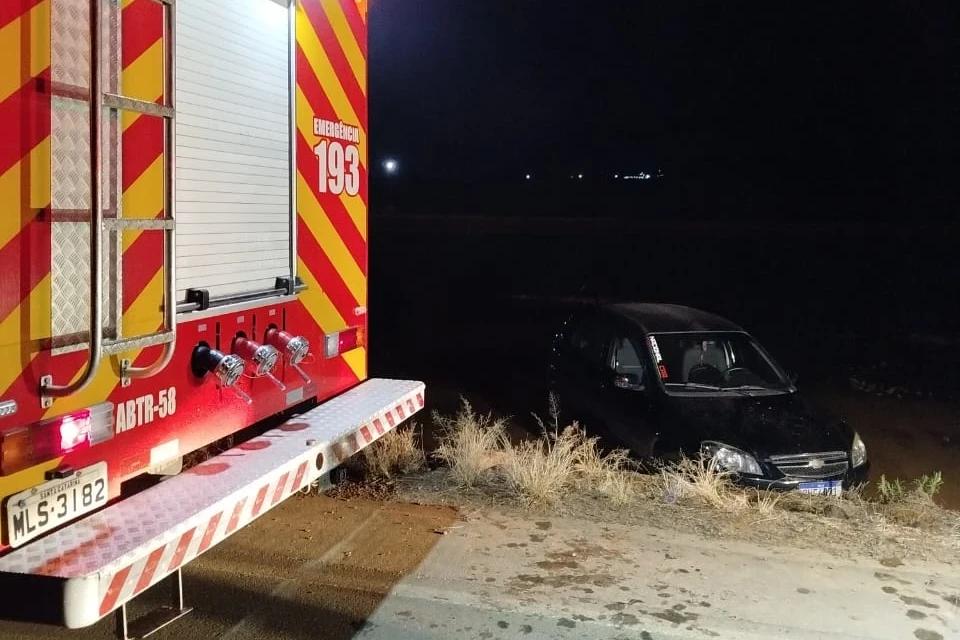 Mulher fica ferida após saída de pista