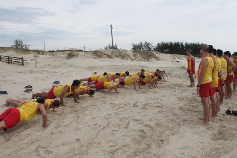 Guarda-vidas intensificam os treinamentos para a temporada de verão