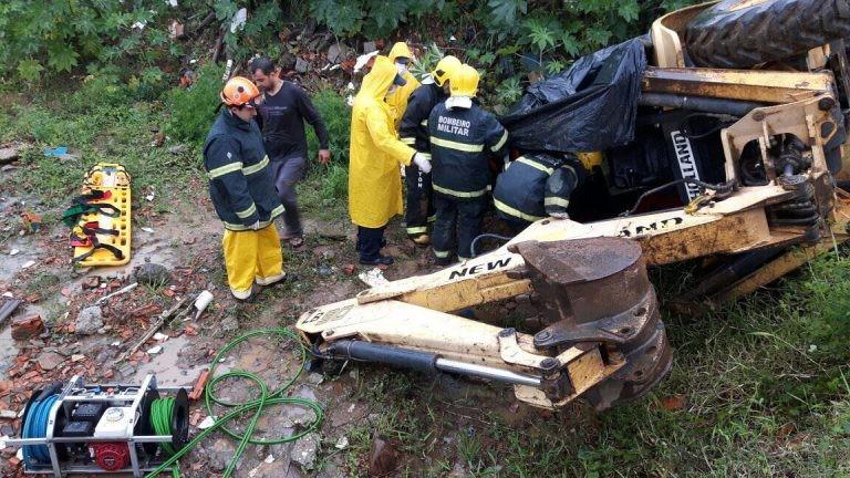Jovem de 17 anos tomba retroescavadeira e sofre ferimentos 