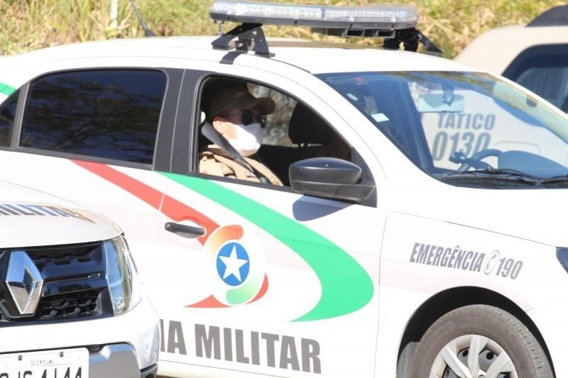 Após denúncia, homem é preso com revólver e munições em Laguna 