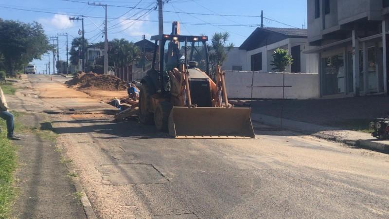 Obras de esgotamento sanitário no bairro Operária Nova estão adiantadas  