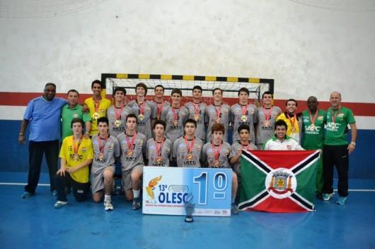 Handebol masculino levanta o troféu de campeão da Olesc