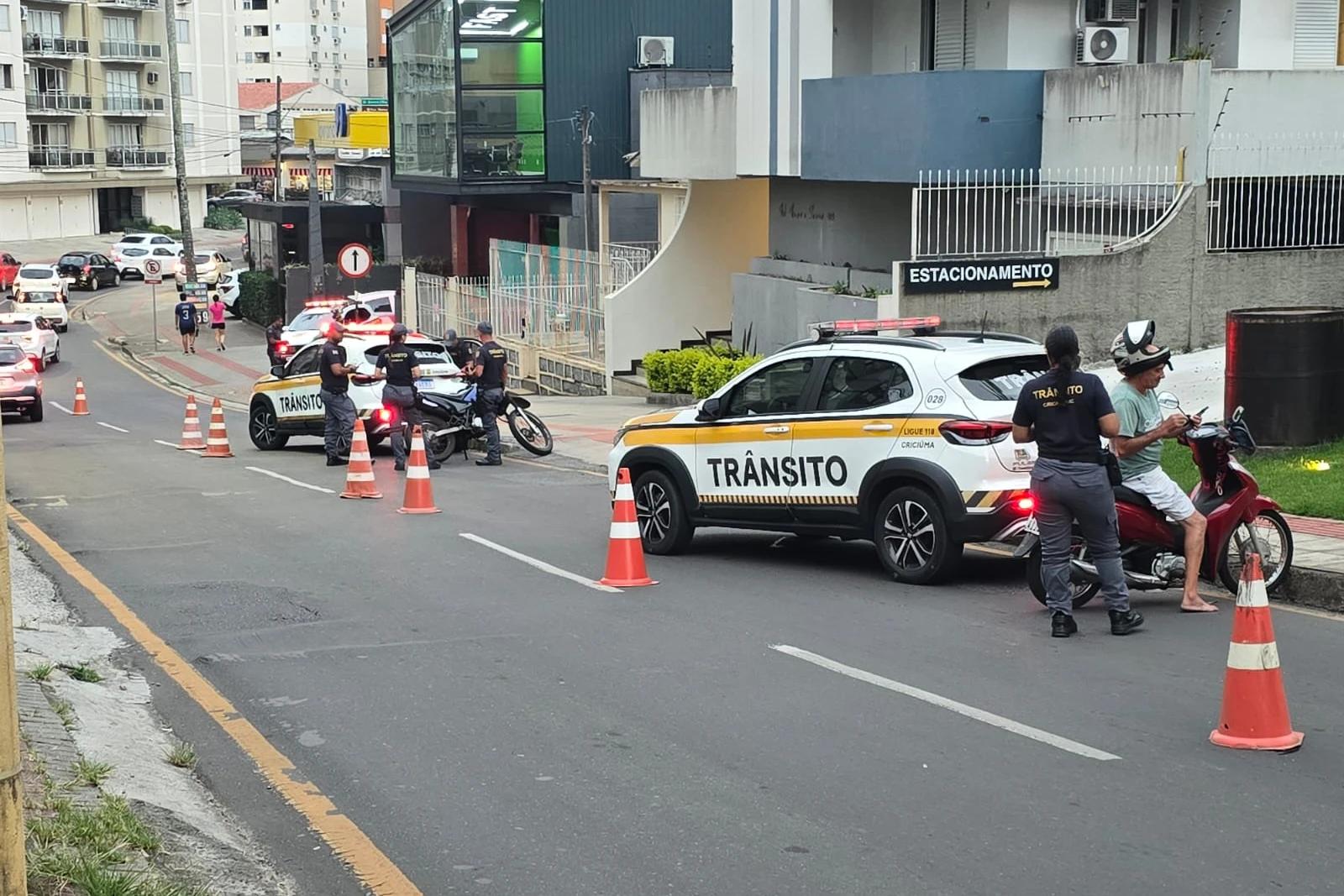 Superintendência de Trânsito realiza fiscalização contra motos com escapamento aberto em Criciúma