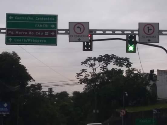 Placas dificultam a visibilidade dos semáforos em Criciúma