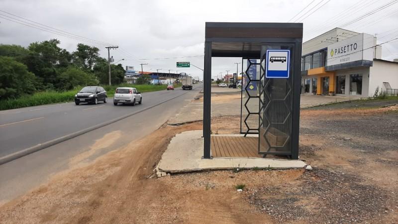 Novas paradas de ônibus são instaladas na SC-445 em Içara