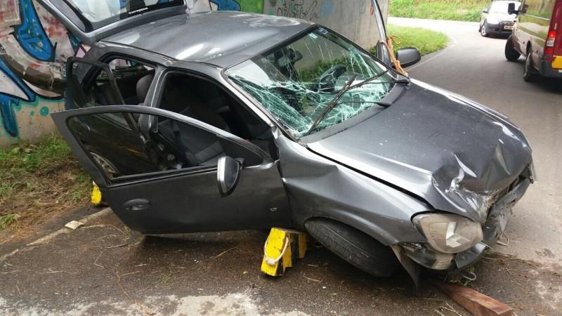 Veículo despenca de viaduto e três ocupantes ficam presos nas ferragens 