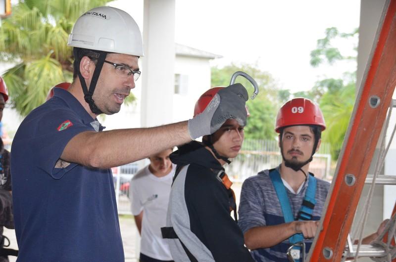 Alunos do Bairro da Juventude recebem treinamento sobre segurança no trabalho