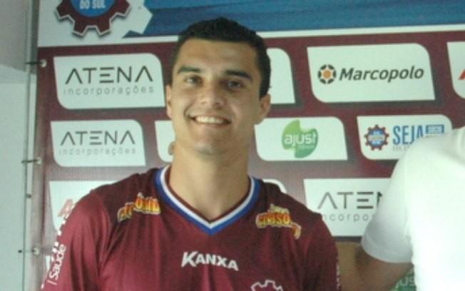 Ex-jogador de futebol morre após colisão em poste