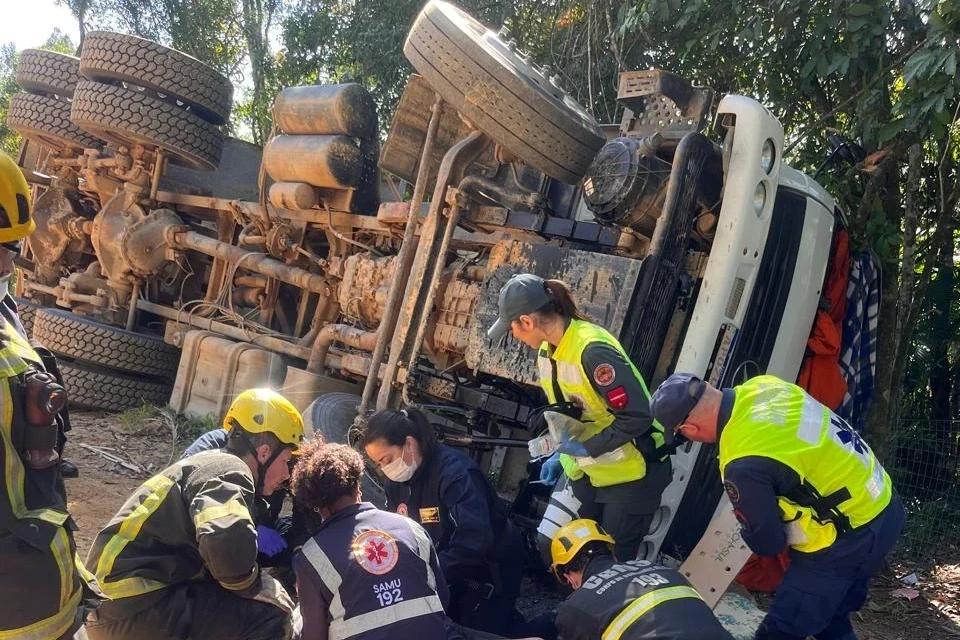 Motorista fica ferido após caminhão capotar durante descarga