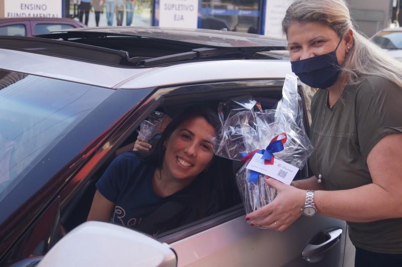 Colégio Universitário promove drive thru em comemoração ao Dia do Professor