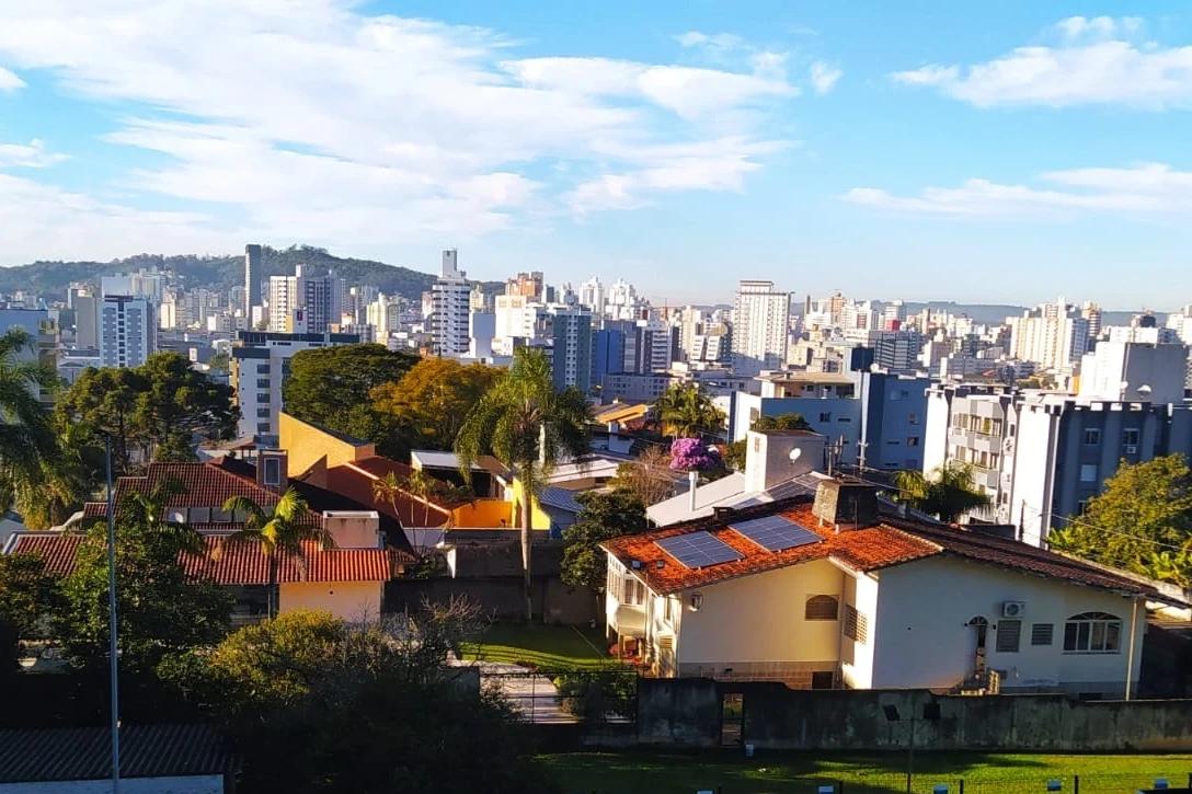 Temperaturas amenas e céu aberto marcam a quinta-feira em Criciúma