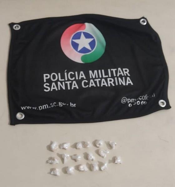 Durante abordagem, PM de Araranguá encontra 17 pedras de crack e prende mulher