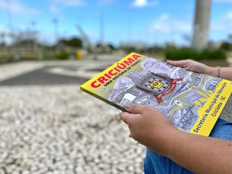 Livro ‘Criciúma: uma história de todos!’ é lançado e será entregue para as unidades escolares