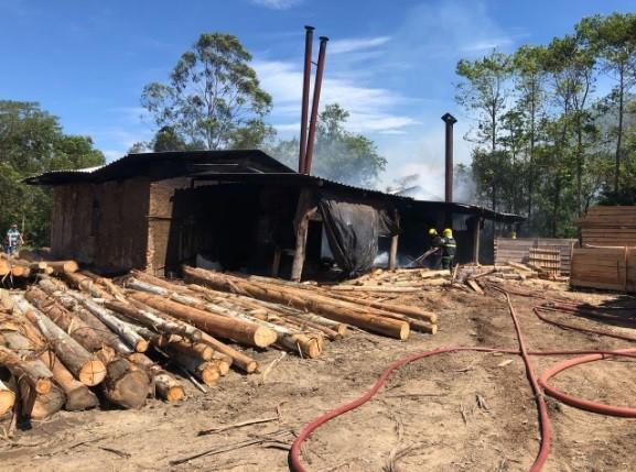 Madeireira pega fogo em Rio Fortuna