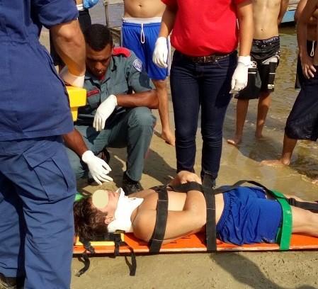 Jovem fica ferido após mergulhar nos molhes