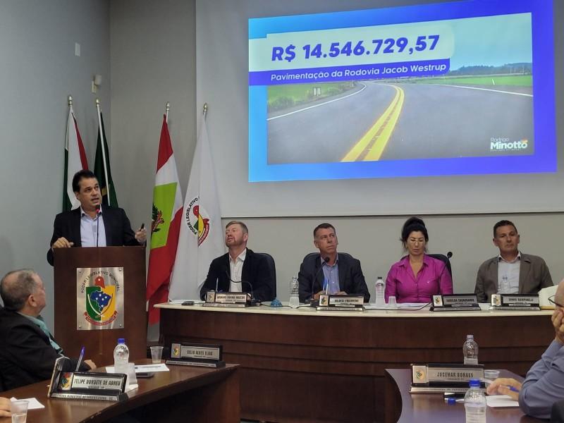 Vereadores apresentam indicações, requerimentos e recebem o deputado Rodrigo Minotto em Forquilhinha