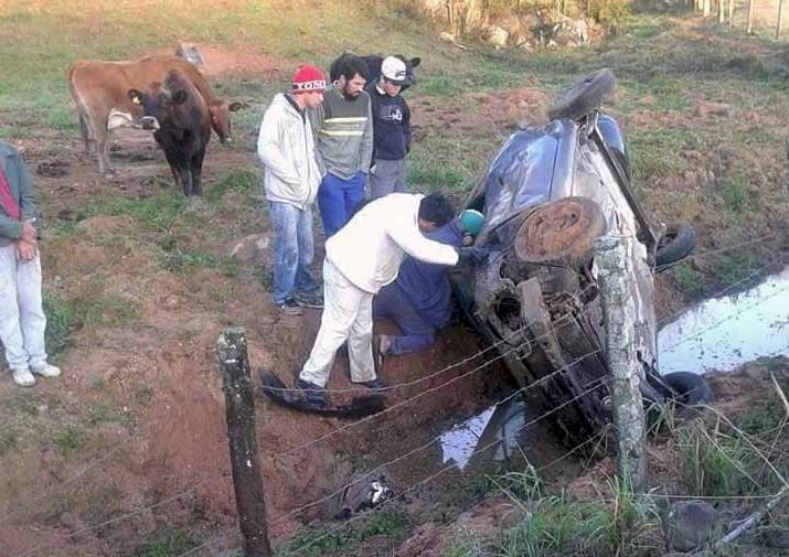 Motorista capota veículo e fica presa às ferragens na SC-370
