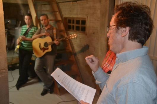 Banda Voz Amiga ao lado de Padre Robson