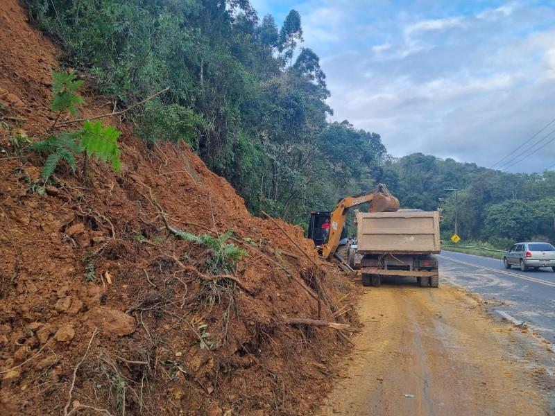 Serrinha de Siderópolis passa por limpeza após deslizamento de terra