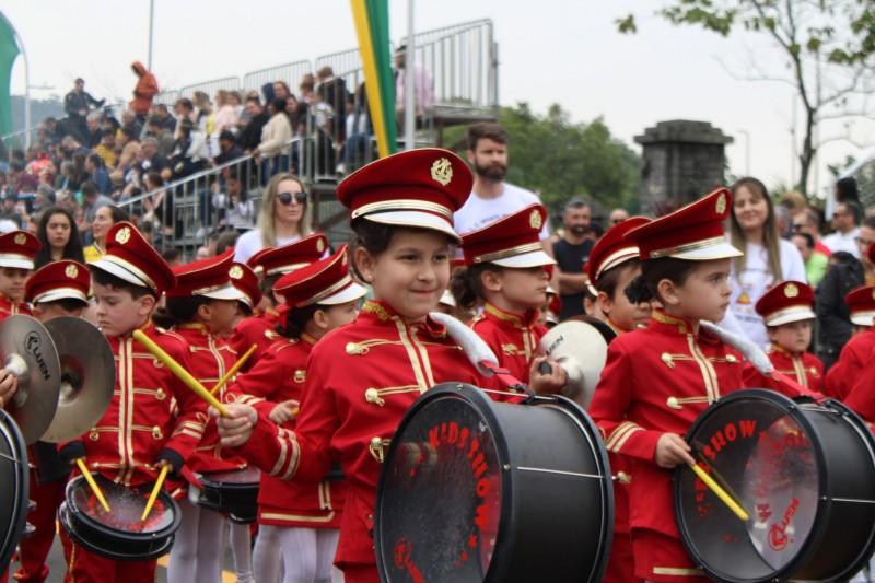 Com a participação de mais de 100 instituições, desfile cívico-militar é celebrado em Criciúma
