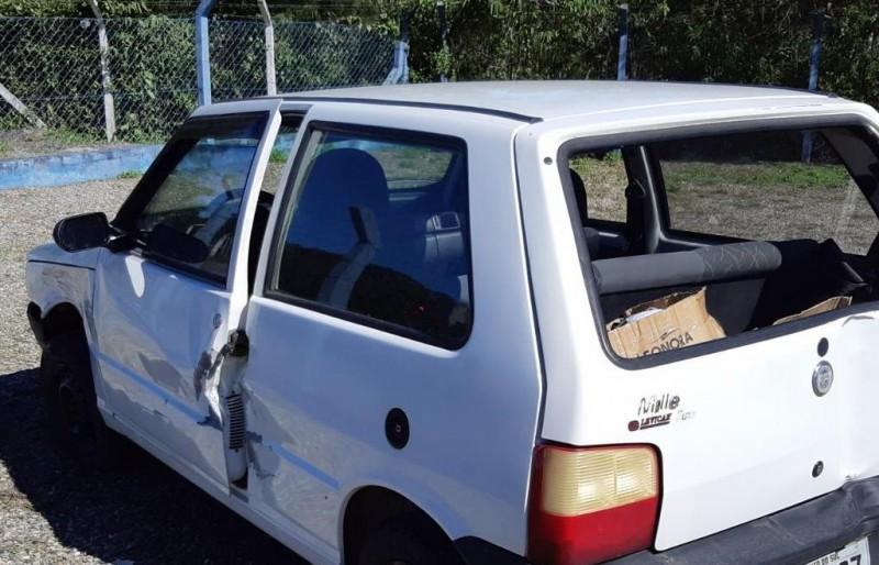 Homem embriagado e sem habilitação é flagrado dirigindo veículo acidentado na BR-101 em Barra Velha