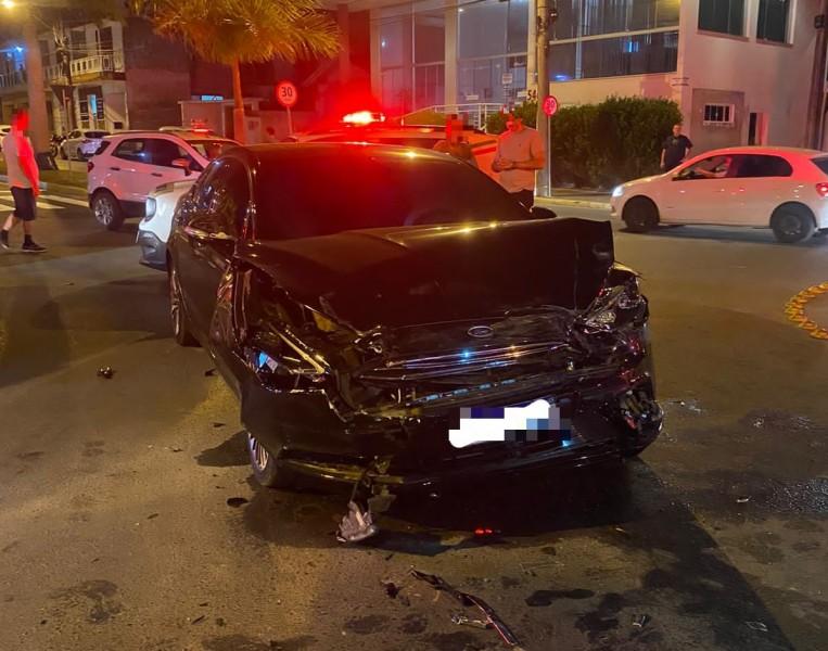 Motoristas ficam feridos após colisão no Centro de Araranguá