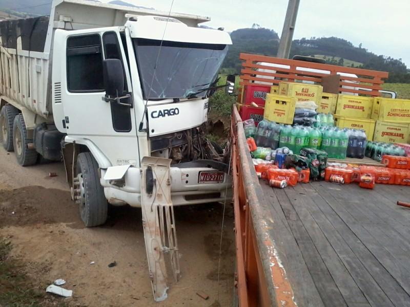 Caminhões colidem e motorista fica ferido
