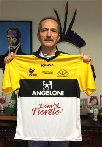 Ministro dos Esportes recebe camisa do projeto Tigrinhos